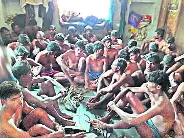 ఎర్ర స్మగ్లర్లకు ఎదురు దెబ్బ - Sakshi