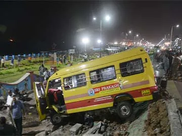 బీచ్రోడ్లో స్కూల్ బస్ బీభత్సం