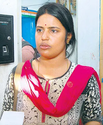 Kachiguda corporator Husband Ekkala Kanna Attacks On GHMC Section Officer Vani - Sakshi