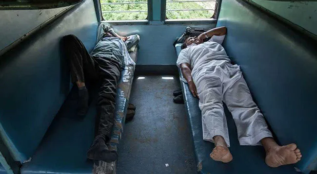 Passengers Punish Man For Snoring On LTT-Darbhanga Pawan Express - Sakshi