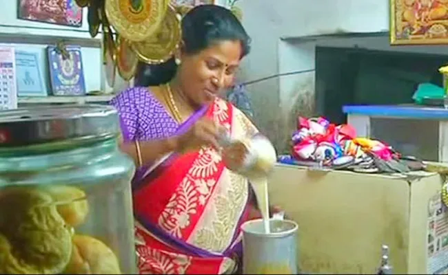Tamil Nadu Lady Won Gold Medal Now She Runs Tea Stall - Sakshi