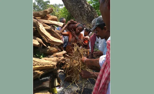 Wife Did Husbands Funerals In Srikakulam - Sakshi