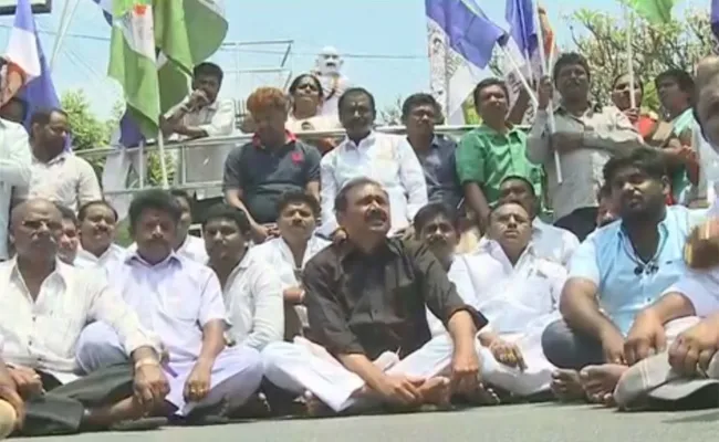 YSRCP leadar Bhumana Karunakar Reddy protest for Special Status - Sakshi