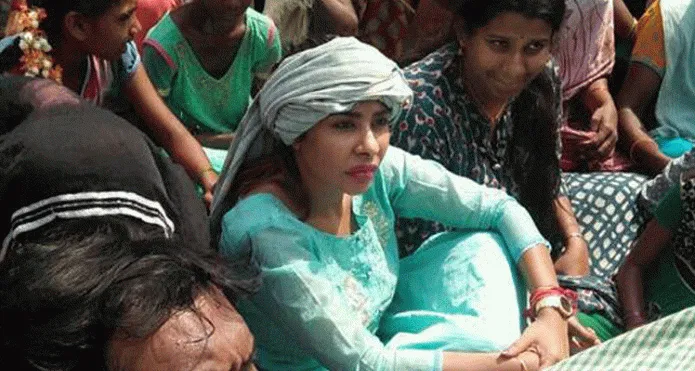 Actress Sri Reddy Supports To Local Peoples Protest At Yerragondapalem - Sakshi