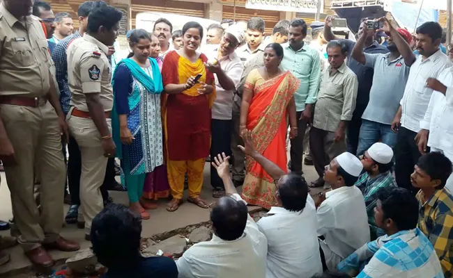 Municipal Officers Collapsed Shops In Prakasam - Sakshi