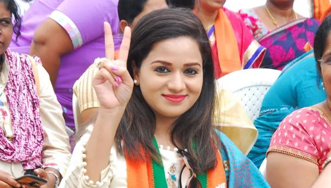 Reshma Rathore Wants To Contest For Mahabubabad Lok Sabha Seat - Sakshi