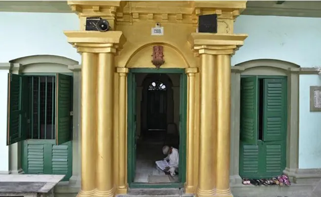 Devotees Believe In the city of Kashi for Moksha - Sakshi