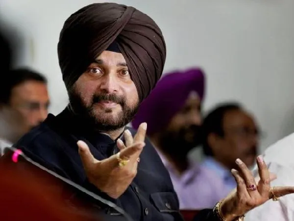 Shatrughan Sinha Backed Navjot Sidhu On Hug Row - Sakshi