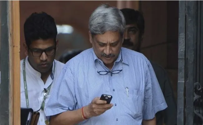 Parrikar Threatening People From Hospital Says Congress - Sakshi