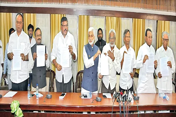 Investigation was diverted in the case of Murder Attempt On YS Jagan - Sakshi