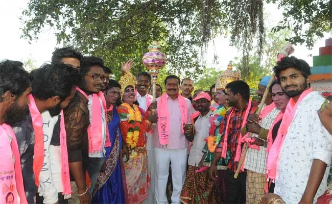 gampa govardan said TRs Party Give Development To The Telangana - Sakshi