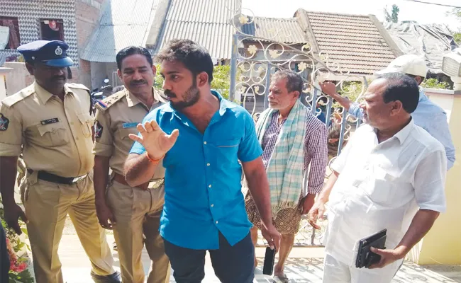 TDP Fake Survey Gangs in Srikakulam - Sakshi