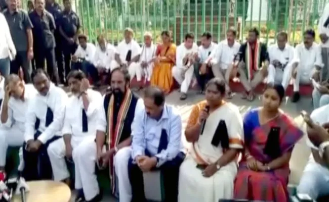 Congress MlAs Protest At Assembly Against KCR - Sakshi