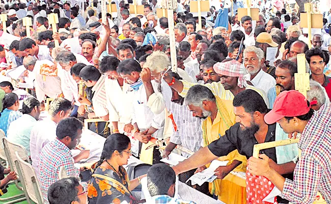 Chandrababu Govt Cheating to Pour over Subsidy Loans - Sakshi