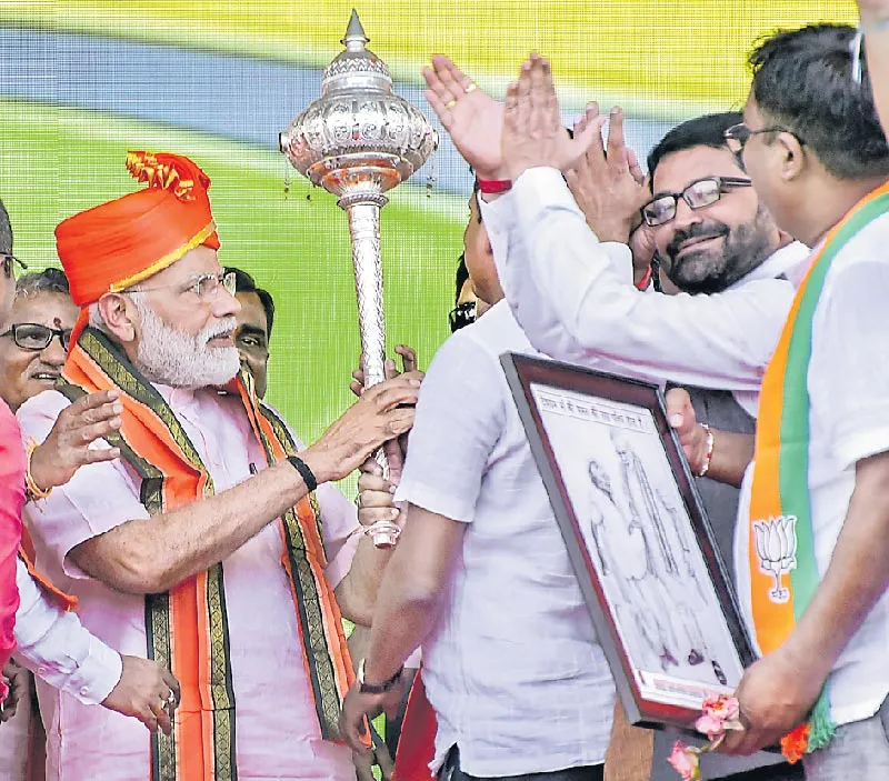 Honest chowkidar or corrupt naamdaar, choice is yours - Sakshi