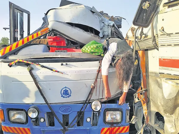 Seven Dead and Ten Injured in Road Accident - Sakshi