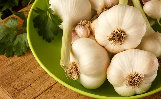 21 Million Views For Garlic Peeling Hack That Blowing People Minds - Sakshi