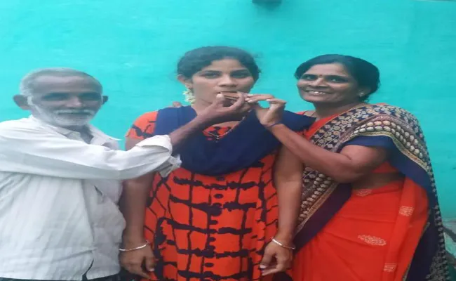Farmer Daughter Bharathi Has Achieve Civil SI Job In The Police Department - Sakshi
