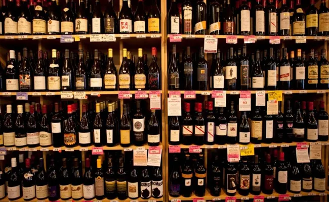 Hostage Of Gold Ornaments For Wine Shop Tenders In Jangoan - Sakshi