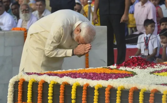 Prime Minister Narendra Modi Tribute To Mahatma Gandhi - Sakshi