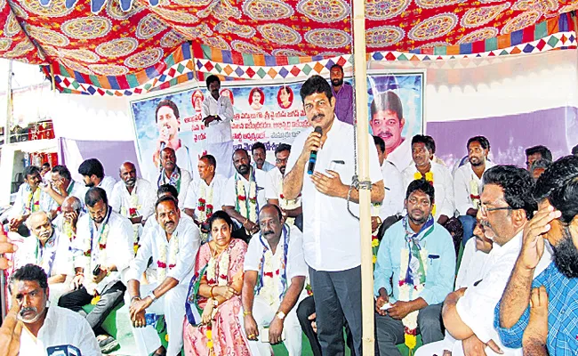 Relay Strikes Started to Support Three Capitals - Sakshi