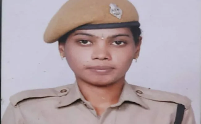 Young Woman Deceased Road Accident In Kurnool District - Sakshi