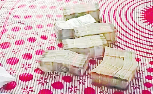 Dubbaka Money Incident Political Heat In Bypoll Election - Sakshi