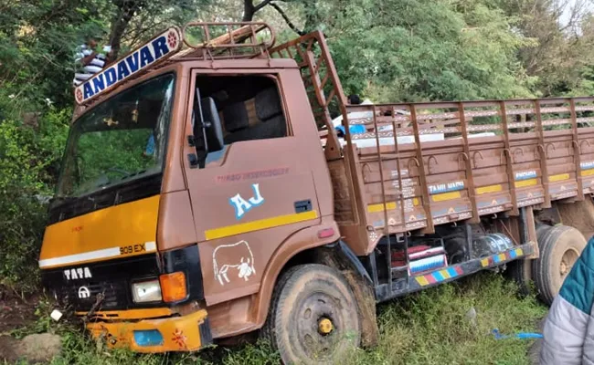 Three People From Andhra Pradesh Lost Life In Tamil Nadu Road Accident - Sakshi