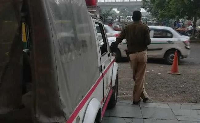 In Posh South Delhi Locality Minor Girl Molested By 4 Persons - Sakshi