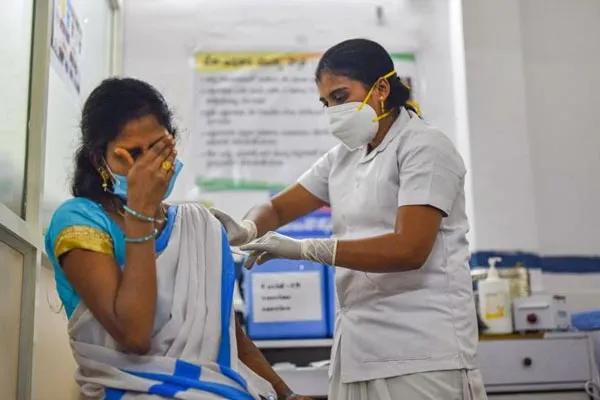7 lakhs Employees Busy in Covid-19 vaccination - Sakshi