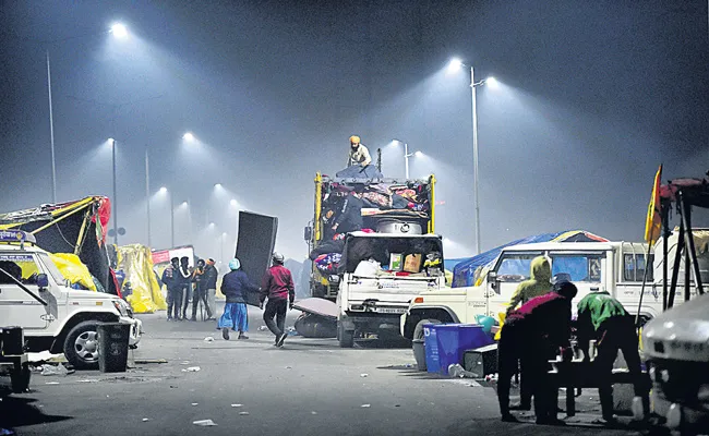 UP govt Issuing ultimatum to farmers to clear the Ghazipur protest site - Sakshi