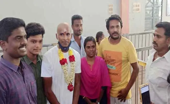 Cricketer Natarajan Visits Palani Temple And Head Tonsure - Sakshi