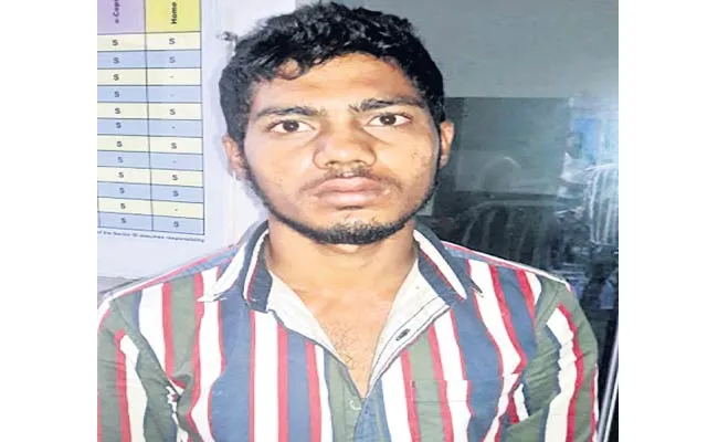 Women Catch The Mobile Phone Theft In Hyderabad - Sakshi