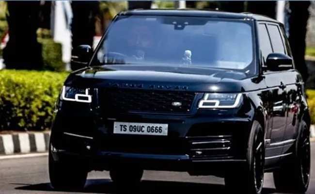 Allu Arjun Spotted Driving In Hyderabad Roads - Sakshi