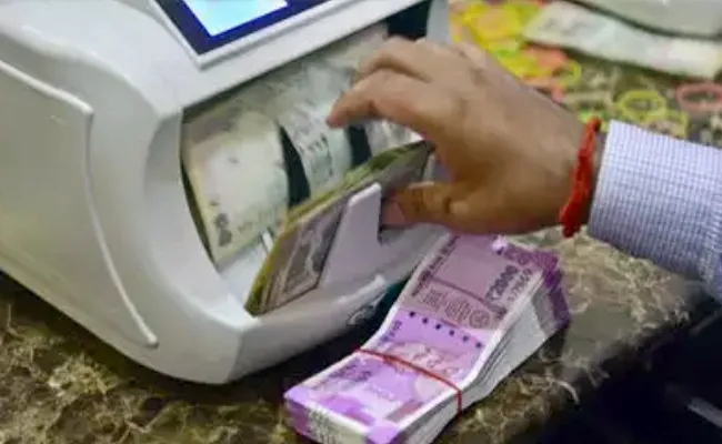 RBI Reports Said That Amid Covid Crisis People Willing To Draw Money From Fixed Deposits - Sakshi