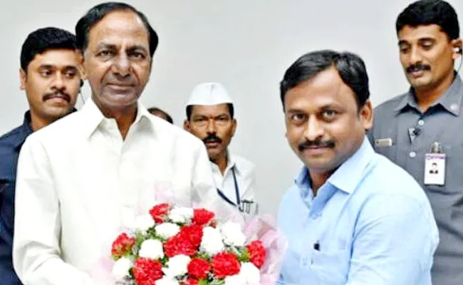 TRS Candidate Of Huzurabad Gellu Srinivas Meets CM KCR In Hyderabad - Sakshi