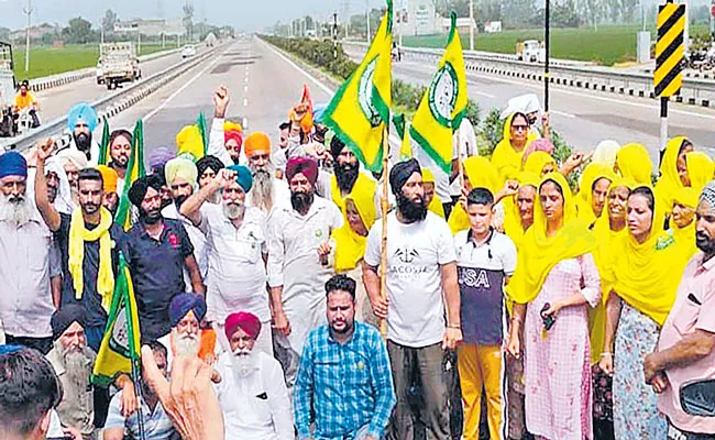 Farmers in Punjab block roads, burn effigies over lathicharge  - Sakshi