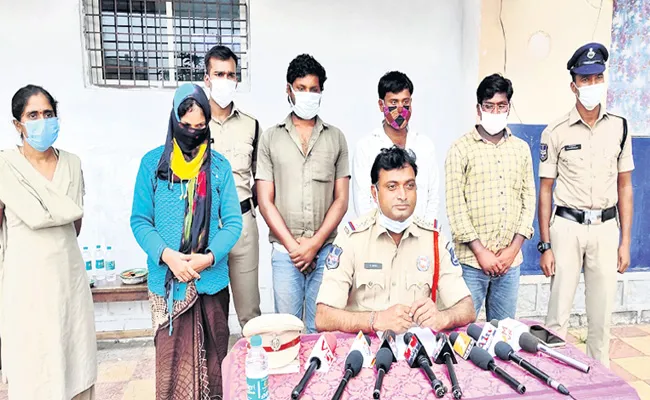 Extramarital affair wife assassinated her husband - Sakshi