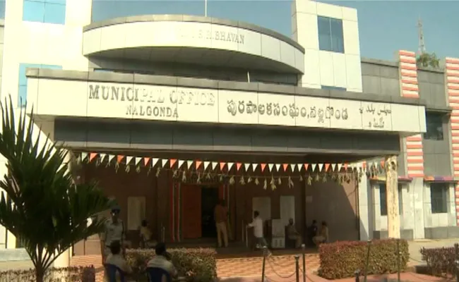 Three Employees Arrest Funding In Municipality At Nalgonda District - Sakshi