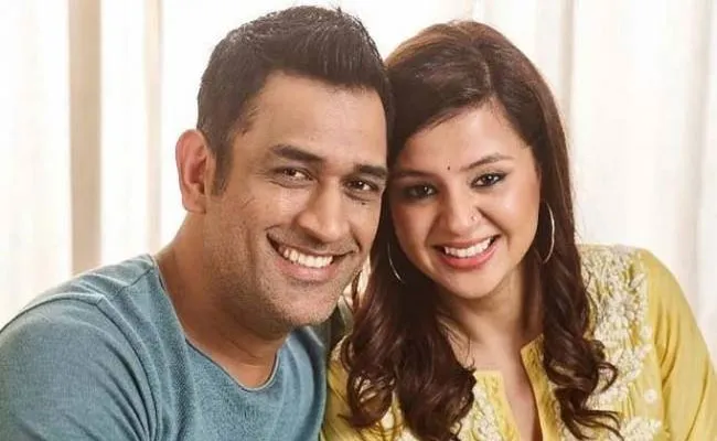 Girls Throwback Proposal MS Dhoni Presence Of His Wife Sakshi 2018 IPL