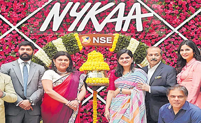Nykaa makes a stellar debut, stock lists at Rs 2,018 with 79percent premium - Sakshi