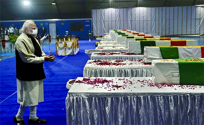 Delhi: CDS General Rawat, Others Reach Palam Airbase, PM Modi To Pay tribute - Sakshi