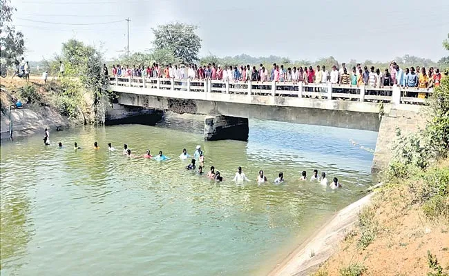 Four People Washed Up In Jurala Canal In Wanaparthy District - Sakshi