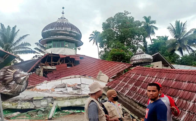 Magnitude 6. 2 earthquake kills 7 on Indonesia Sumatra islands - Sakshi