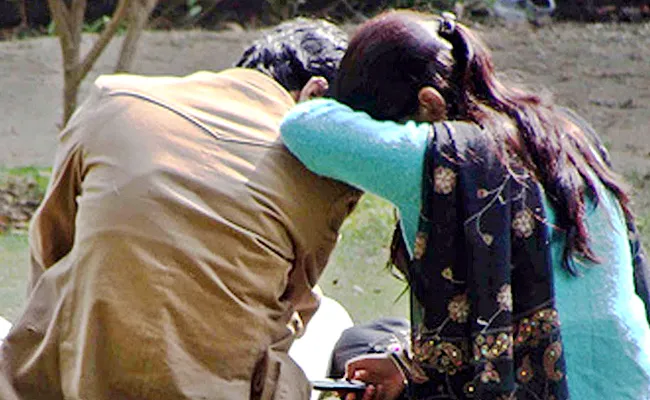 Young Man Arrested For Cheating On Girl Name Of Love In Chittoor District - Sakshi