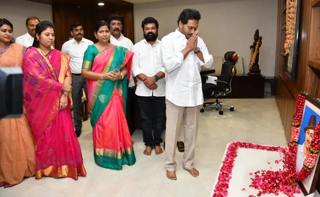 CM YS Jagan Pays Homage To Bhagat Singh on Martyrs Day - Sakshi