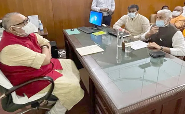 YSRCP MPs Meet Union Minister Giriraj Singh In Delhi - Sakshi