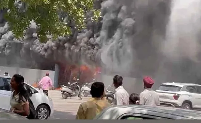 Massive Fire Breaks Out At Punjab Guru Nanak Dev Hospital - Sakshi