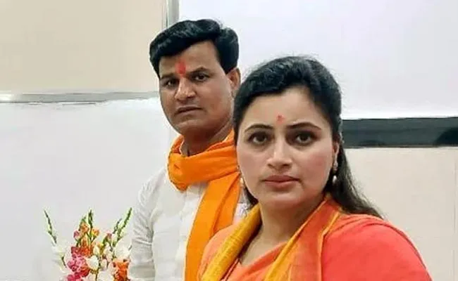 BMC Giving Notice To MP Navneet Rana Couple - Sakshi
