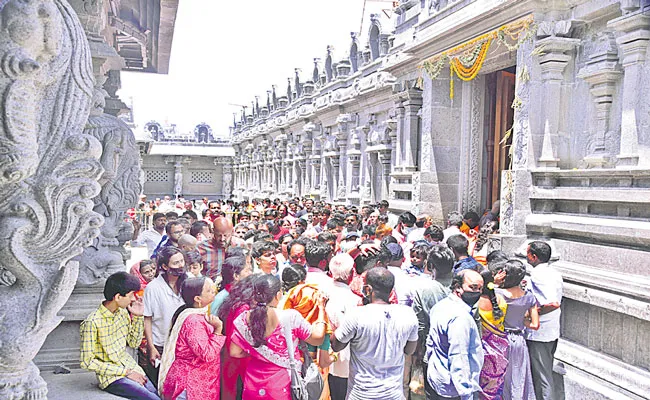 Yadadri Temple: Huge Devotees Crowd In Yadadri - Sakshi